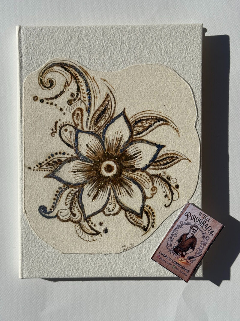 Libro grande con incisione - Fiore